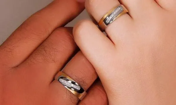  عکس حلقه نامزدی در دست دختر طبیعی