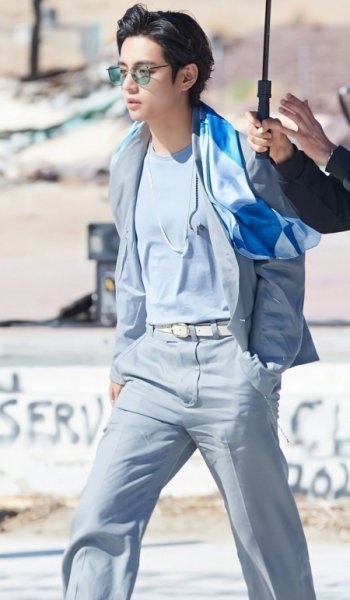  عکس فیک پسرونه 18 ساله مو فرفری