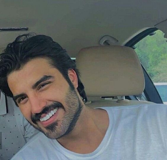  عکس پسر مو فرفری با ماسک