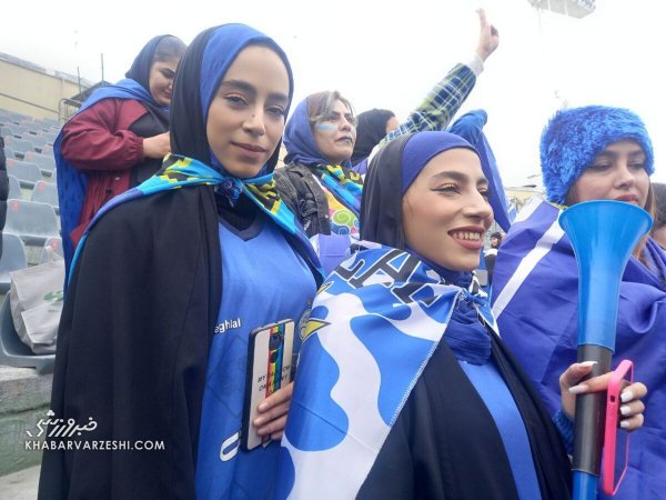  عکس دختر استقلالی در ورزشگاه آزادی