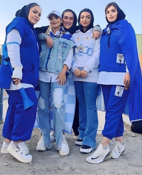  عکس دختر استقلالی در ورزشگاه آزادی