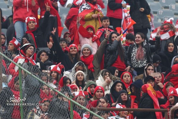  عکس دختر استقلالی در ورزشگاه آزادی