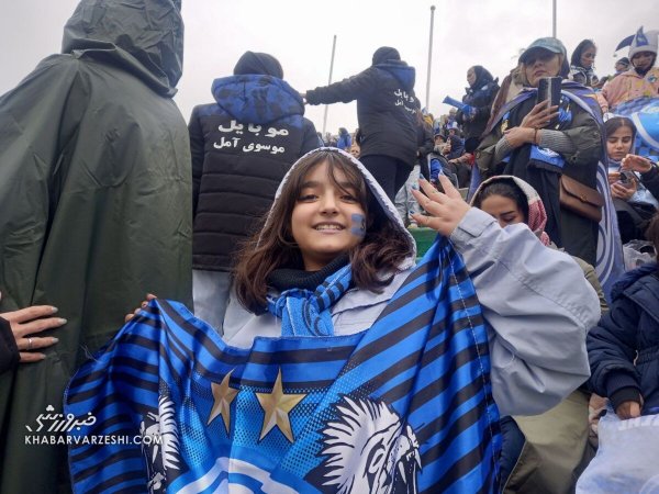  عکس دختر استقلالی در ورزشگاه آزادی