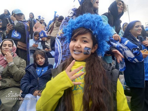  عکس دختر استقلالی در ورزشگاه آزادی