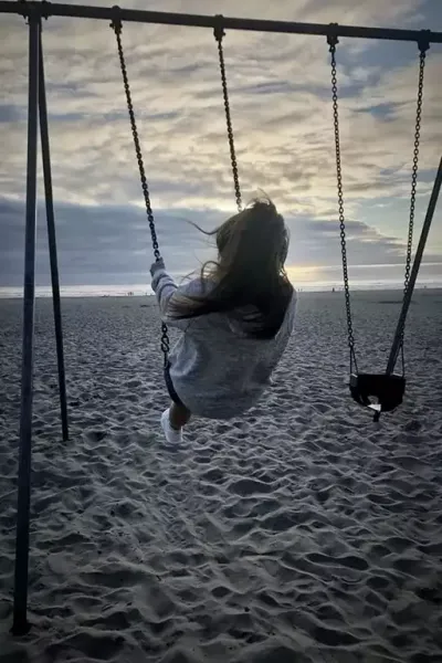  عکس دختر کنار دریا از پشت سر