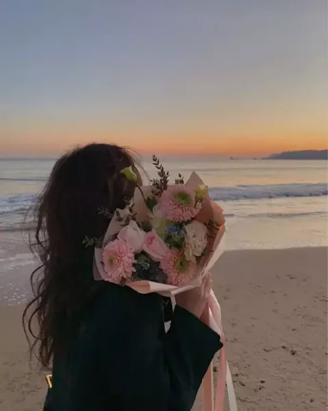  عکس دختر کنار دریا از پشت سر