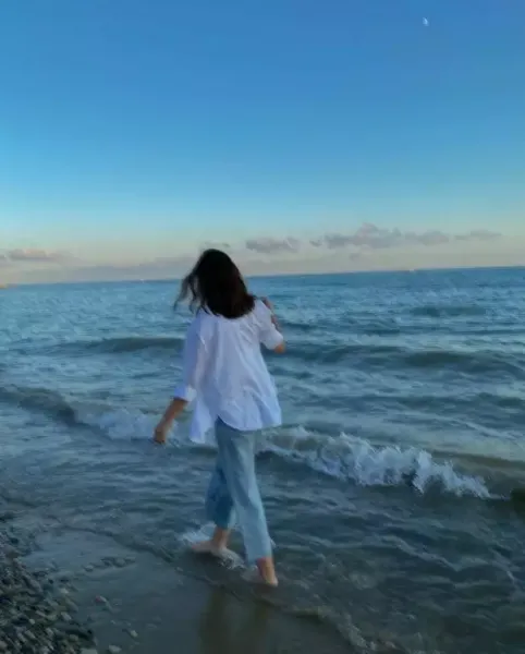  عکس دختر کنار دریا از پشت سر