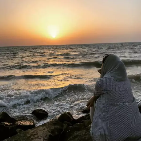  عکس دختر کنار دریا از پشت سر