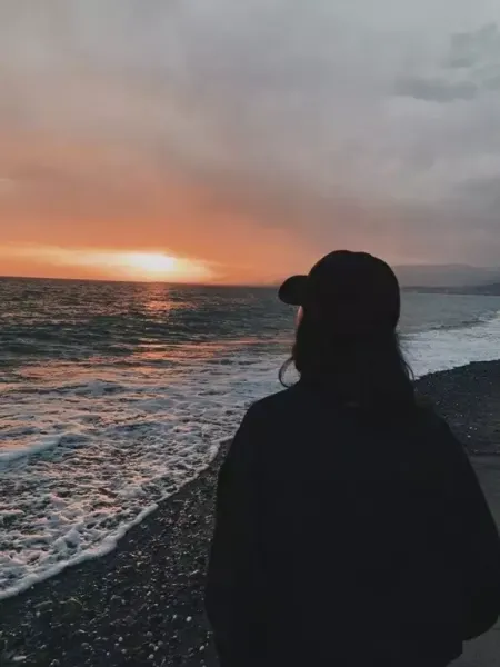  عکس دختر کنار دریا از پشت سر