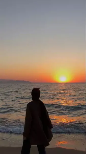  عکس دختر کنار دریا از پشت سر