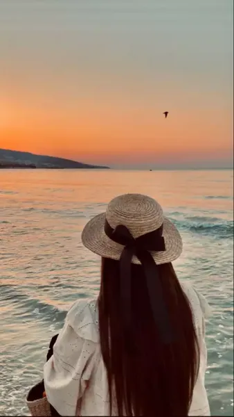  عکس دختر کنار دریا از پشت سر