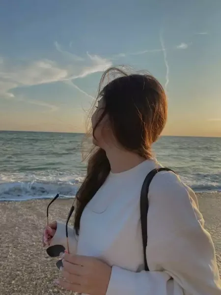  عکس دختر کنار دریا از پشت سر