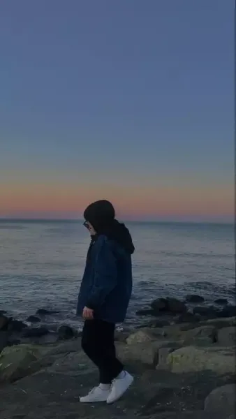  عکس دختر کنار دریا از پشت سر