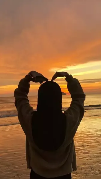  عکس دختر کنار دریا از پشت سر