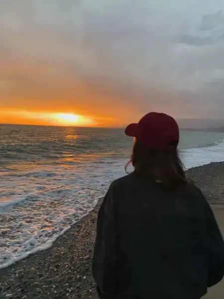  عکس دختر کنار دریا از پشت سر