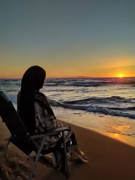  عکس دختر کنار دریا از پشت سر