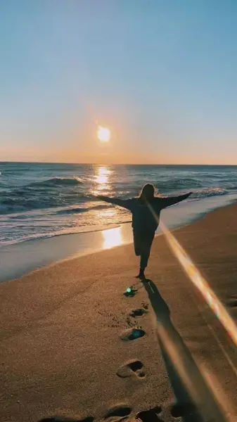  عکس دختر کنار دریا از پشت سر