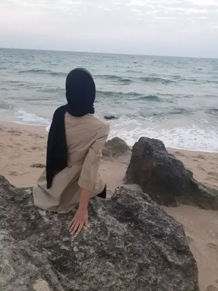  عکس دختر کنار دریا از پشت سر