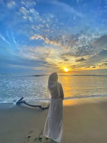  عکس دختر کنار دریا از پشت سر