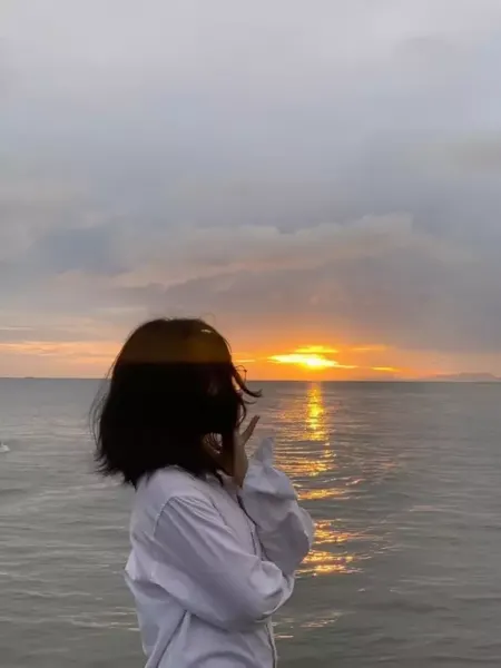  عکس دختر کنار دریا از پشت سر