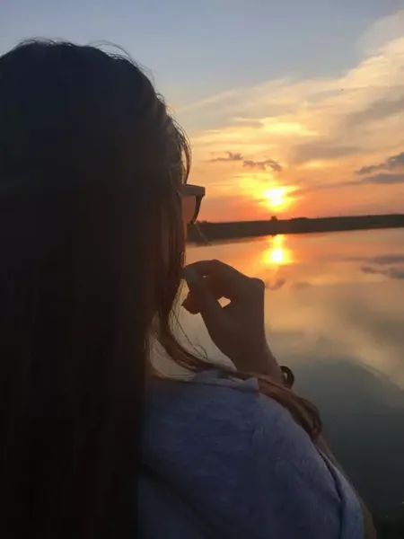  عکس دختر کنار دریا از پشت سر