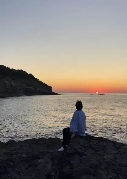  عکس دختر کنار دریا از پشت سر