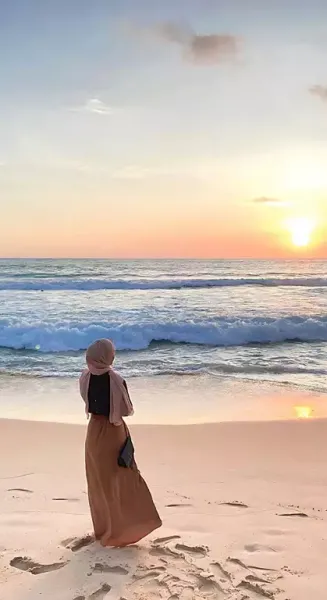  عکس دختر کنار دریا از پشت سر