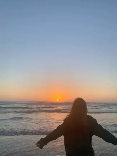  عکس دختر کنار دریا از پشت سر