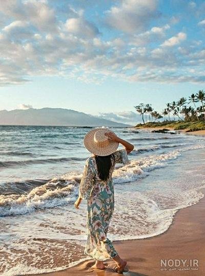  عکس زن در ساحل با مایو