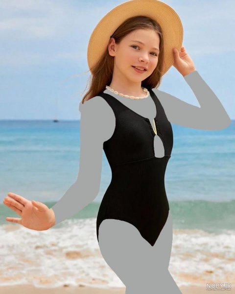  عکس زن در ساحل با مایو