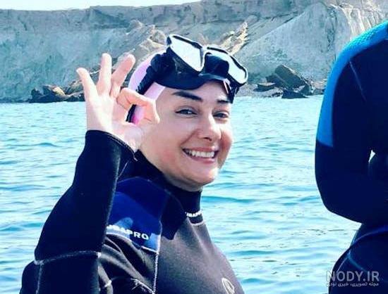  عکس زن در ساحل با مایو