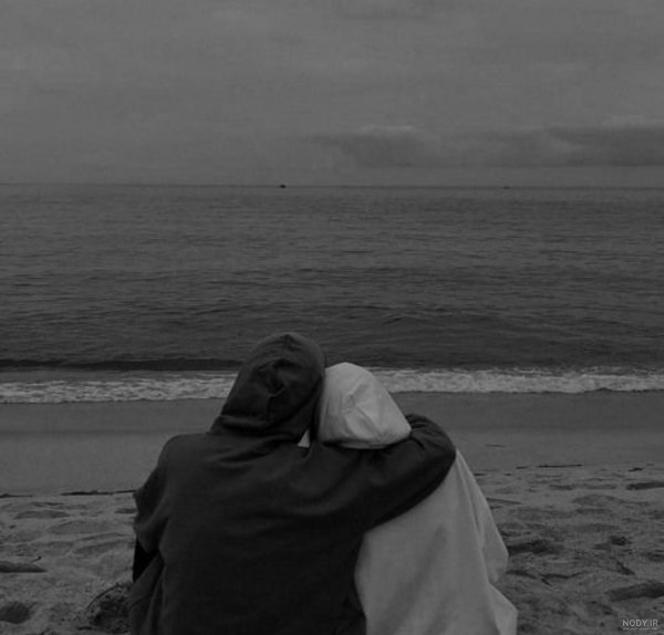  عکس زن در ساحل با مایو