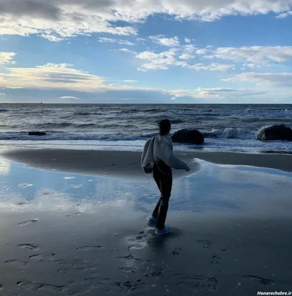  عکس زن کنار ساحل