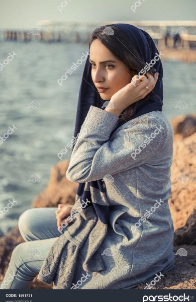  ژست عکس کنار دریا دخترانه با حجاب
