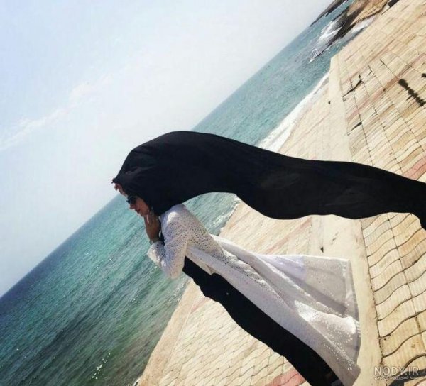  ژست عکس کنار دریا دخترانه با حجاب