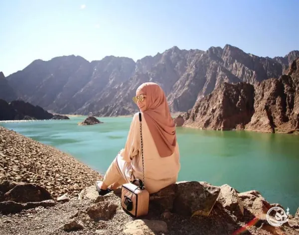  ژست عکس کنار دریا دخترانه با حجاب