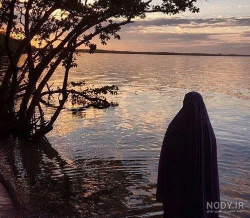  ژست عکس کنار دریا دخترانه با حجاب