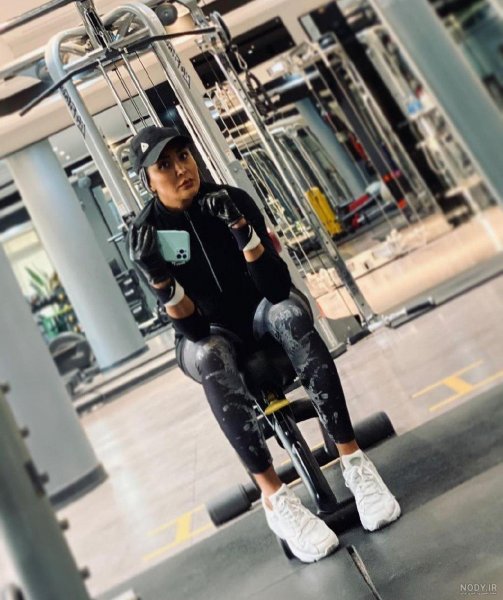  عکس دختر در باشگاه با چهره