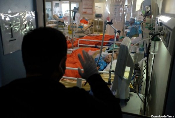 عکس پسر در بیمارستان از پشت شیشه