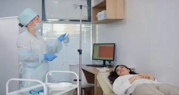 عکس سرم آویزان شده