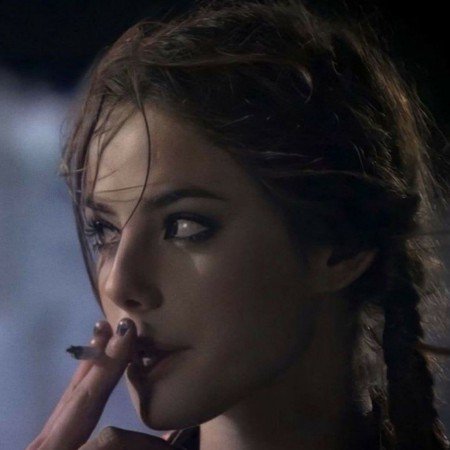  214 عکس سیگار در دست دختر طبیعی