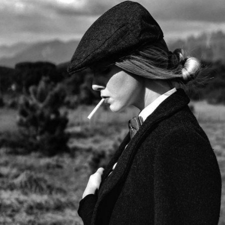  214 عکس سیگار در دست دختر طبیعی