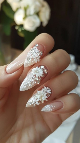 ناخن عروس سفید اکلیلی