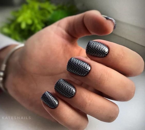  عکس طرح ناخن رنگ مشکی