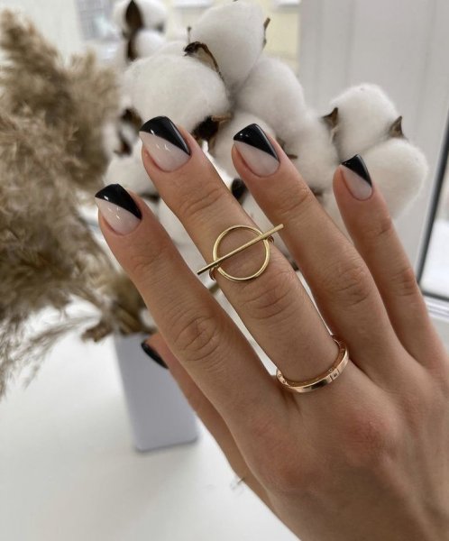 طرح ناخن مشکی طلایی