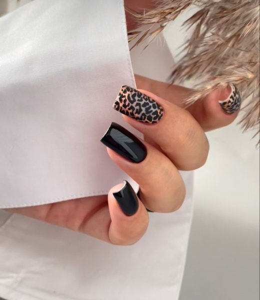 طرح ناخن مشکی طلایی