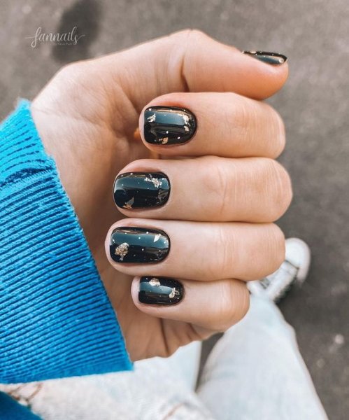 طرح ناخن مشکی طلایی