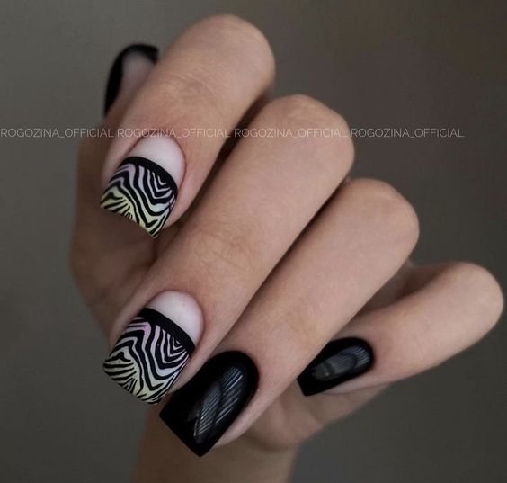 طرح ناخن مشکی طلایی