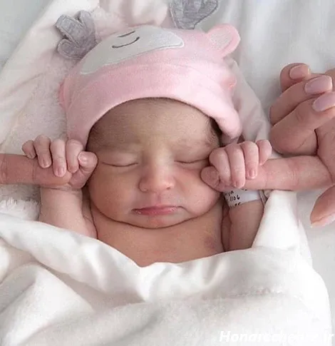  78 عکس بچه خوشگل چشم رنگی دختر