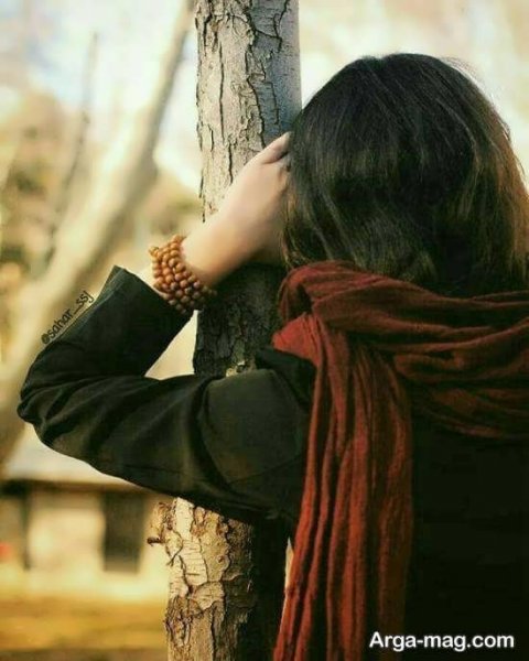  ژست عکاسی دخترانه در باغ